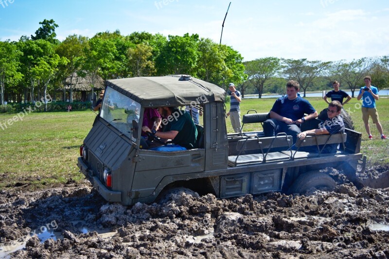 Mud Stuck People Off Road Adventure