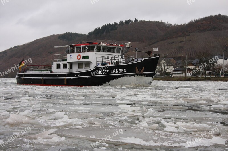 Icebreaker Mosel Alf Landscape Bullay