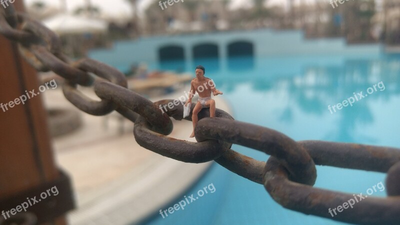 Chain Close Up Miniature Figures Waters Swim