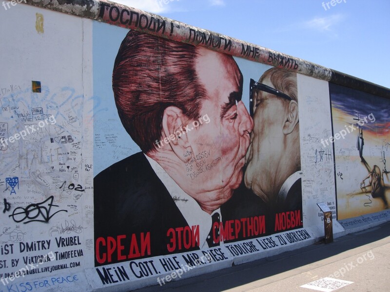 People The Berlin Wall Kiss Of Brezhnev The Honecker Brezhnev