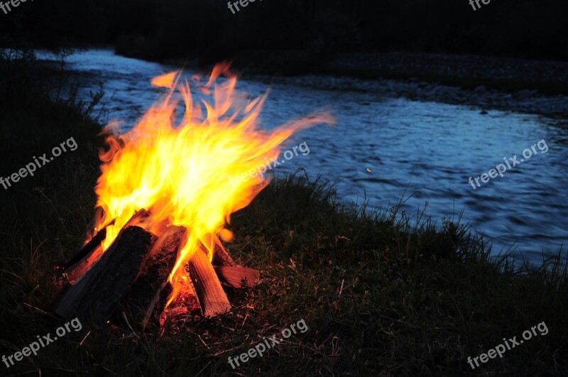 Campfire Ali River Fire At The Edge Of The River Camp