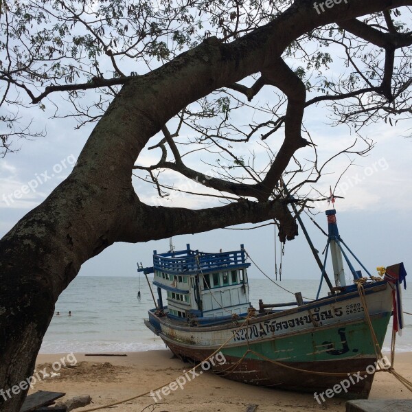 Aground The Old Boat Sadly Worthless Broken