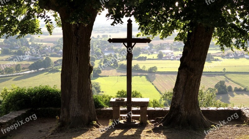 Chateauneuf Burgundy Viewpoint Linde Cross