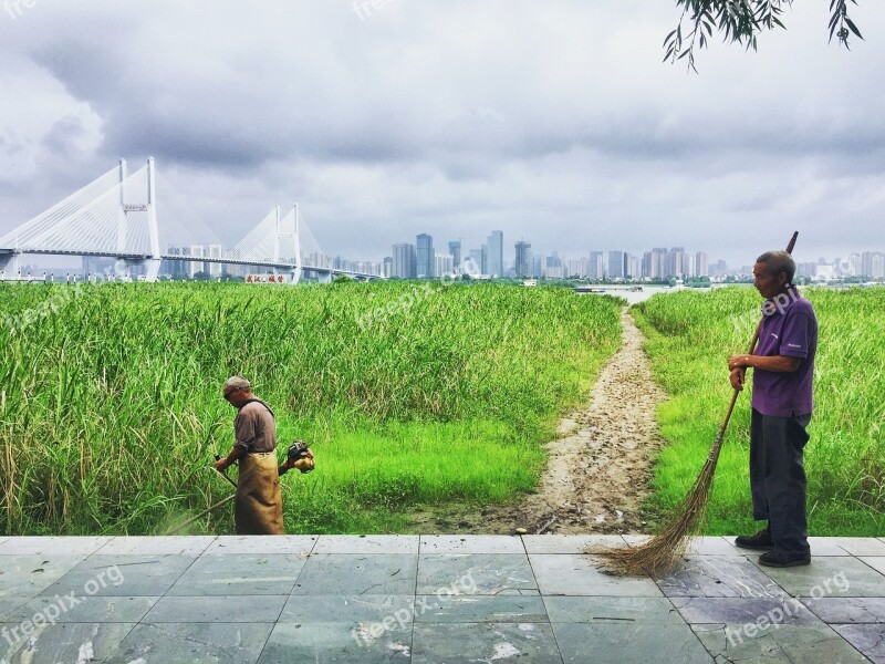 Wuhan Cleaners Weeding The Yangtze River Free Photos