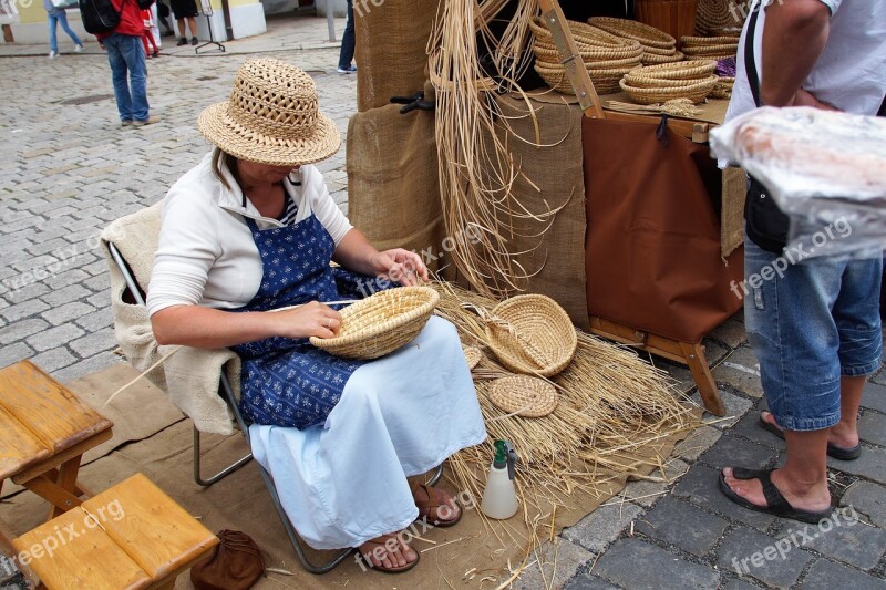 Košíkářka Woman Wrong Splicing Markets