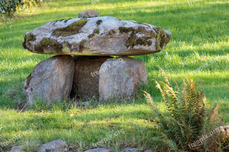 Dolmen Thorning Museum Grass Green