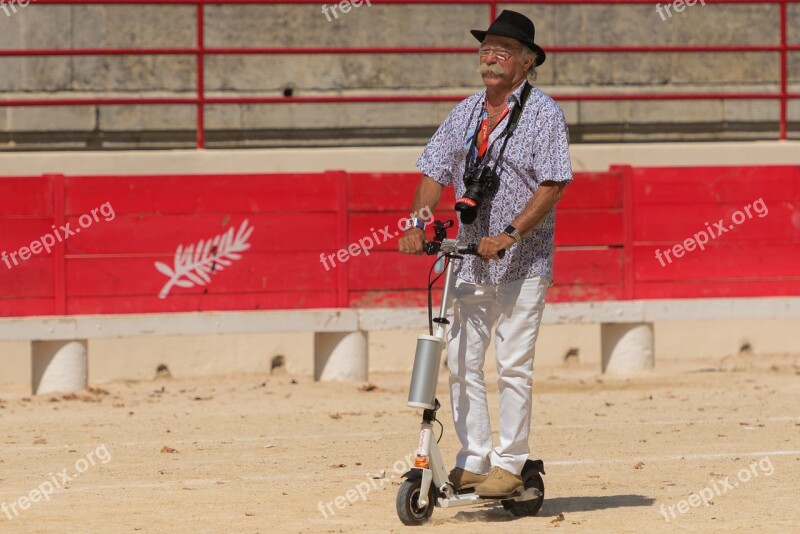 Photographer Scooter Arenas Reporter Means Of Transport