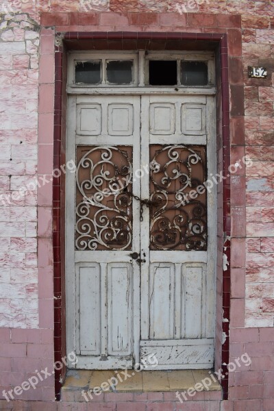 Door Input Chains Closed House