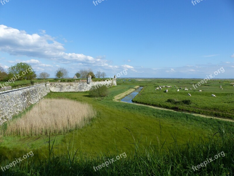 Channel Ramparts Cattle Fortifications Pierre