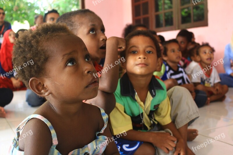 Papuan Young Children Sorong Indonesian Learn