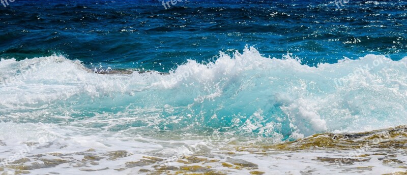 Wave Smashing Foam Spray Sea