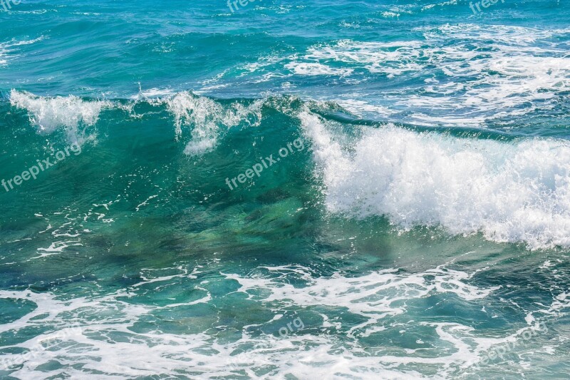 Wave Smashing Foam Spray Sea