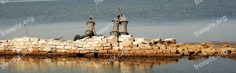 Three Fish Trap Gossip Water Fish