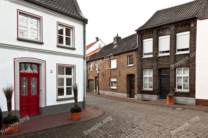 House Village Monument Road View