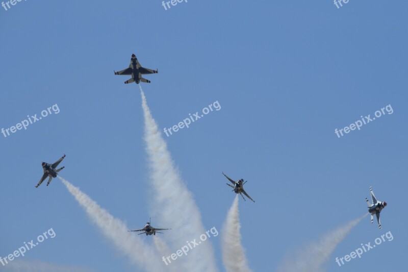 United States Air Force Thunderbirds F-16 Fighting Falcon Demonstration