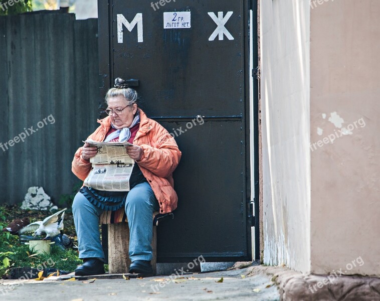 Pastern Wc Reads Newspaper Free Photos