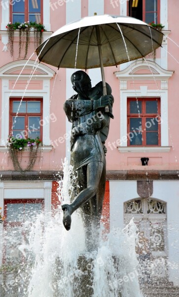 Kiss Couple Statue Fountain Romantic