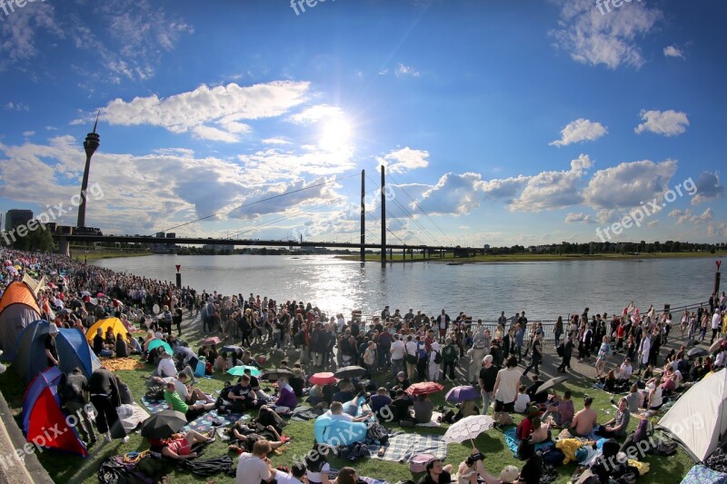 Japantag Düsseldorf The Rhine Embankment Promenade Crowd Bank