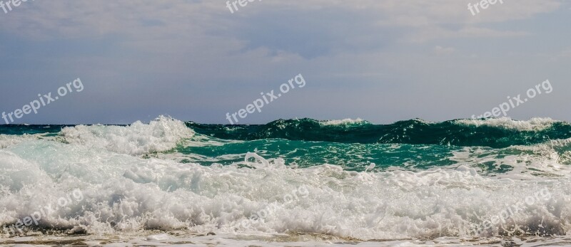 Wave Smashing Foam Spray Sea