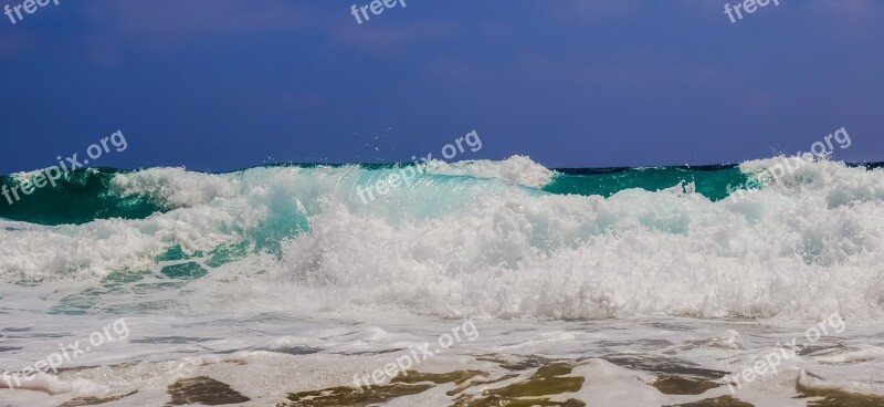 Wave Smashing Water Spray Foam