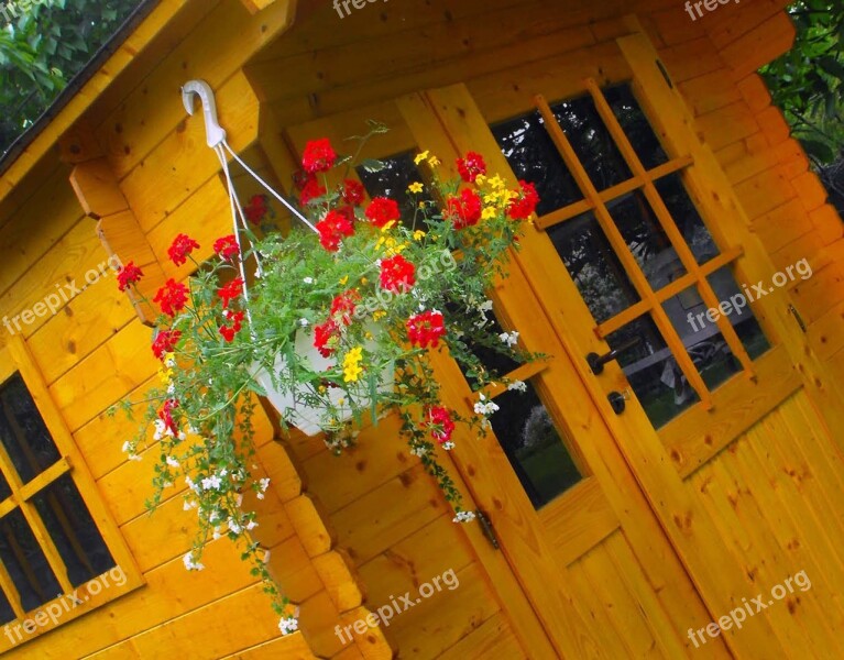 House Wooden Kôlňa Flower Pot Geraniums