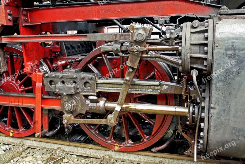 Steam Locomotive Drive Right Well-oiled Cylinder