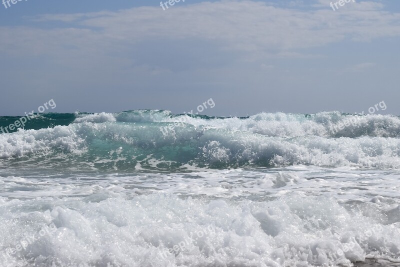 Wave Smashing Foam Spray Sea