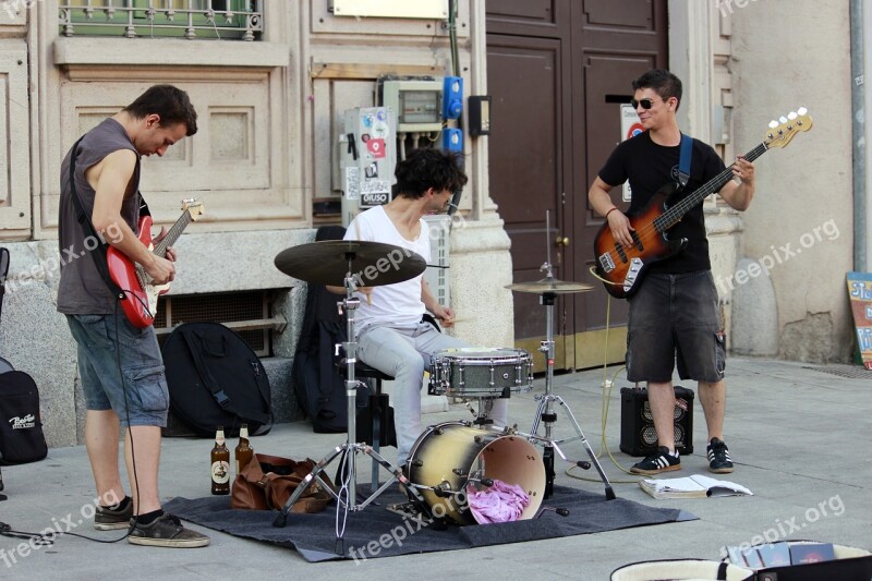 Musicians Street Performers Guitars Battery Milan