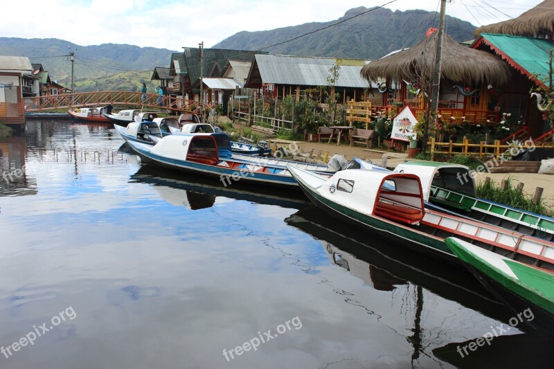 Canoes Boats Gaps Grass Tourism