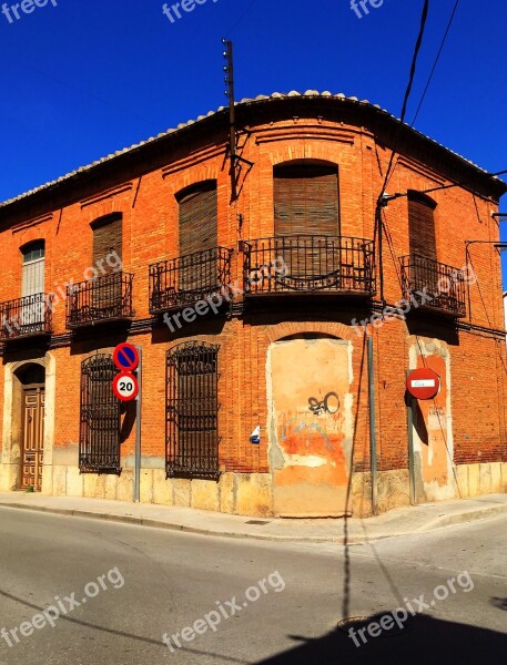 Stain Valdepeñas Street House People