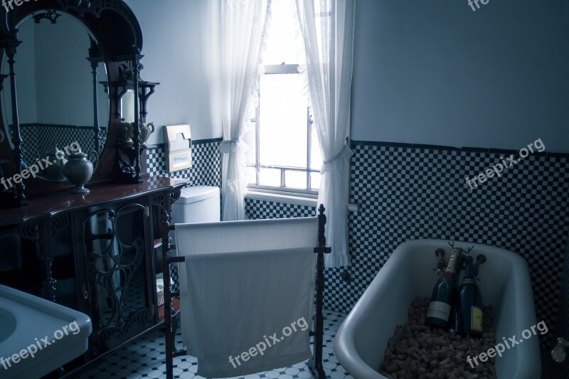 Western-style Antique Detective Sherlock Holmes Bathroom