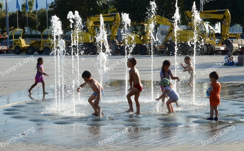 Zurich Bellevue Sechseläutenplatz Water Fountain Children Playing