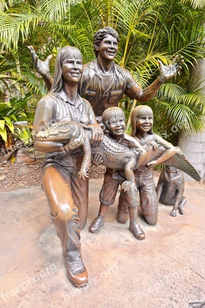 Statue Family Bronze Tourism Steve Irwin