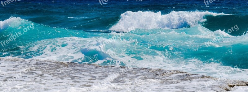 Wave Smashing Foam Spray Sea