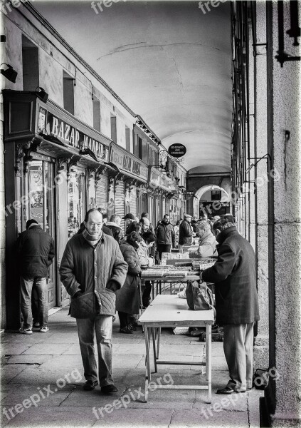 Plaza Mayor Madrid Arcades Mercadillo Filatélico Black White Urban