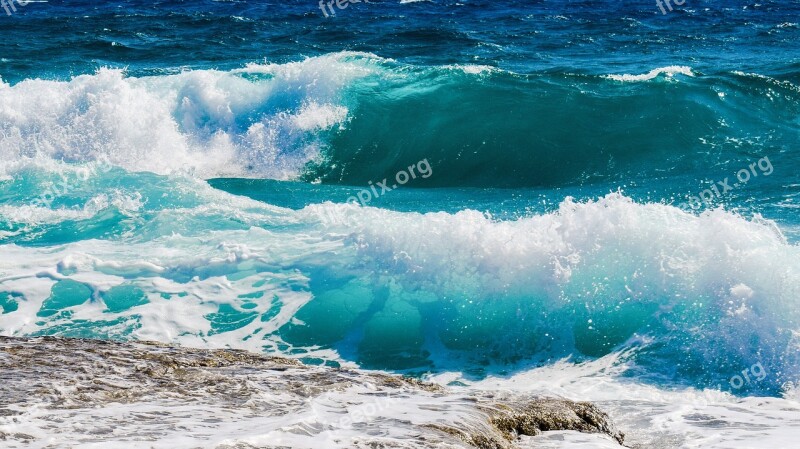 Wave Smashing Foam Spray Sea