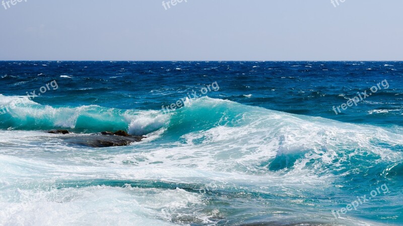 Wave Smashing Foam Spray Sea