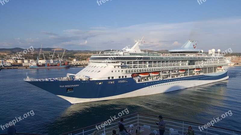 Cruise Ship Cruise Ship Tui Discovery