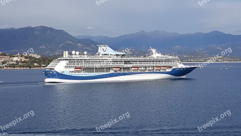 Cruise Ship Cruise Ship Tui Discovery