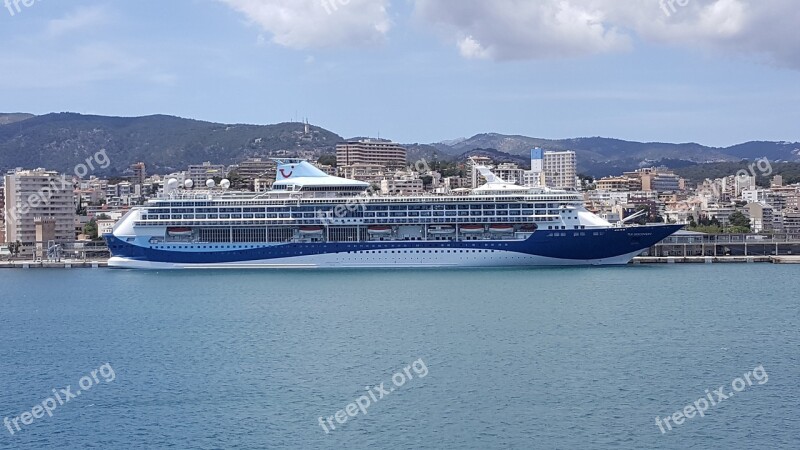 Cruise Ship Cruise Ship Tui Discovery