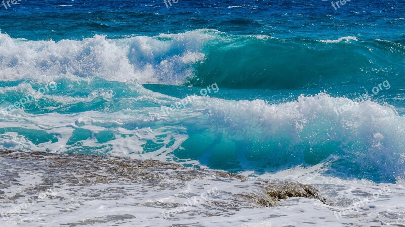 Wave Smashing Foam Spray Sea