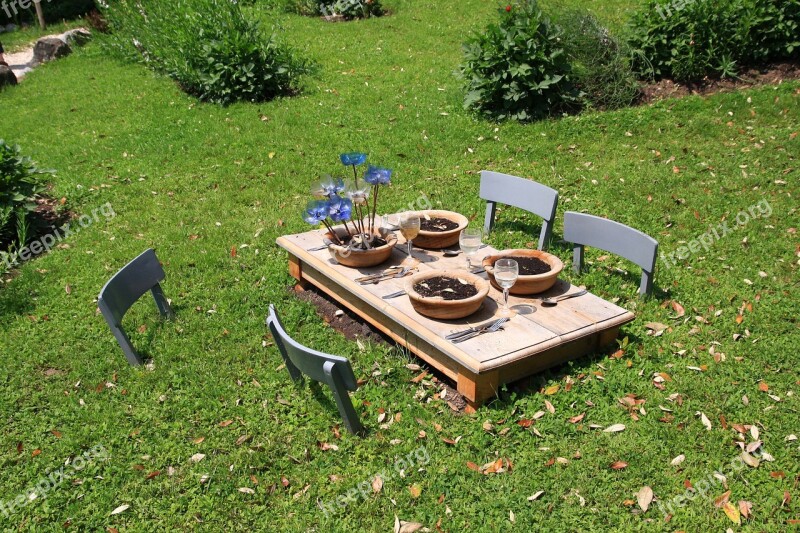 Gedeckter Table In The Free Summer Garden Plate