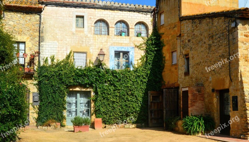 Plaza Medieval Peratallada Catalonia Ampurda