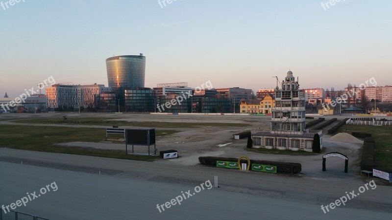 Racecourse Horses Skyscraper Abendstimmung Vienna