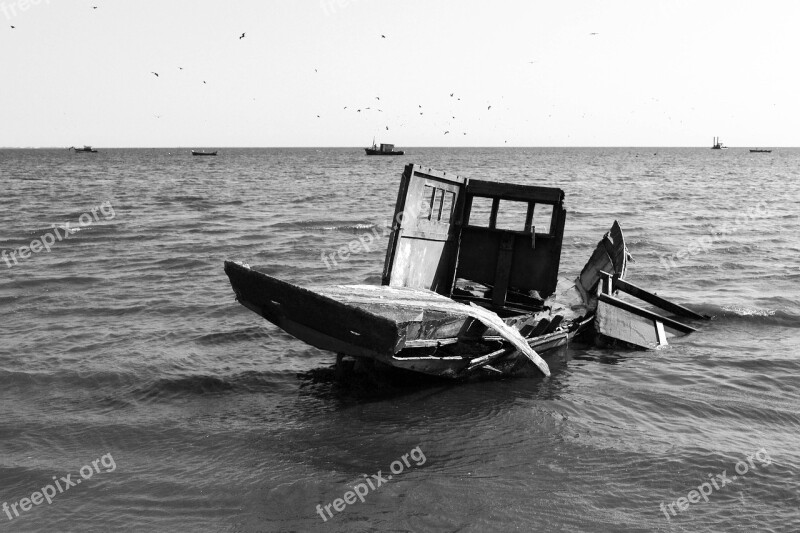 Mar Shipwreck Boat P B Litoral