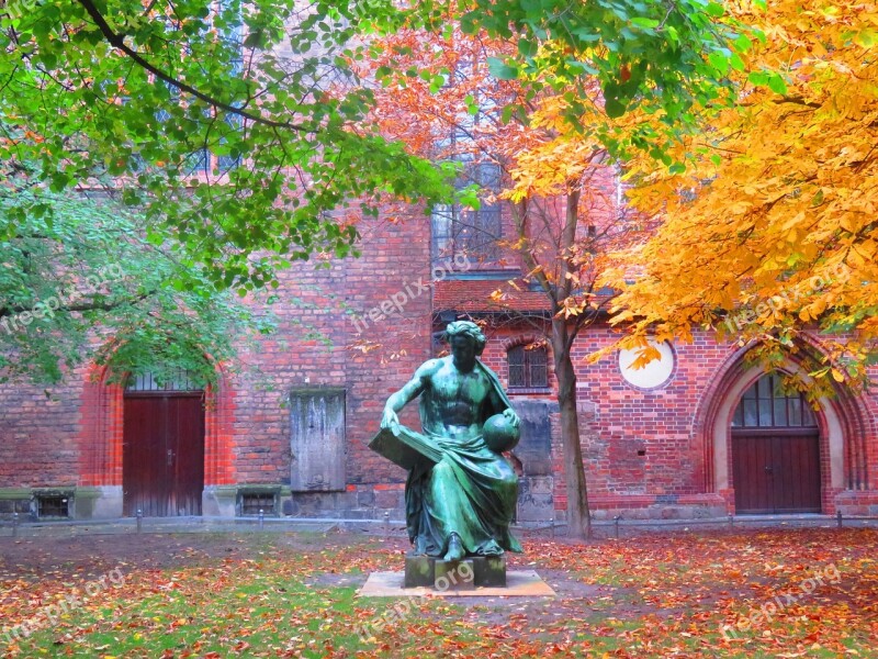 Berlin Statue Nikolaiviertel Autumn Free Photos