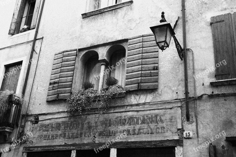 Window Mullioned White Black Bn Lamppost