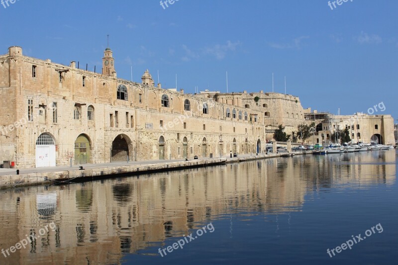 Cospicua Building Malta Mirroring 3 Cities