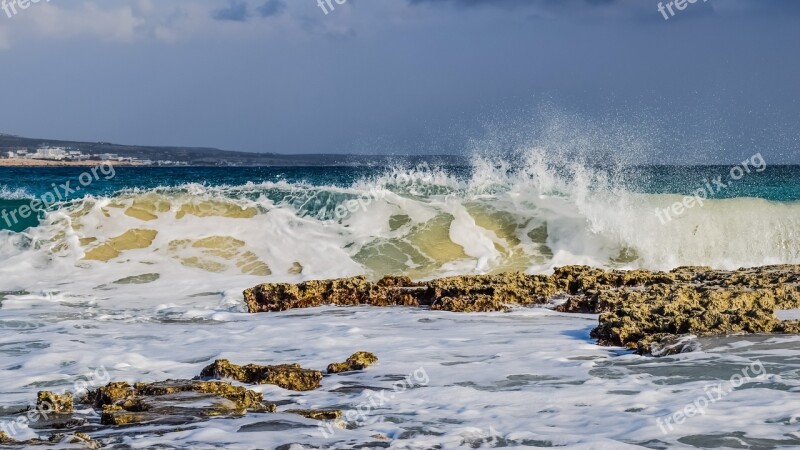 Wave Smashing Foam Spray Sea