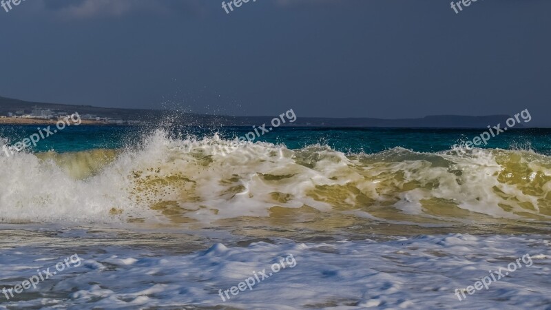 Wave Smashing Foam Spray Sea